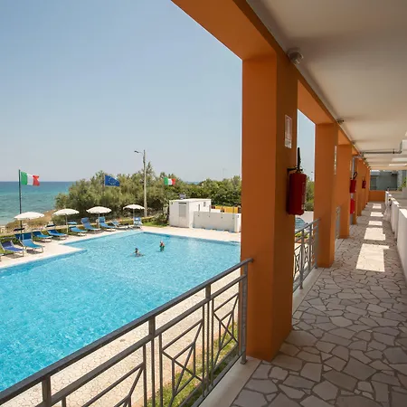 Ξενοδοχείο με διαμερίσματα Solaris San Foca